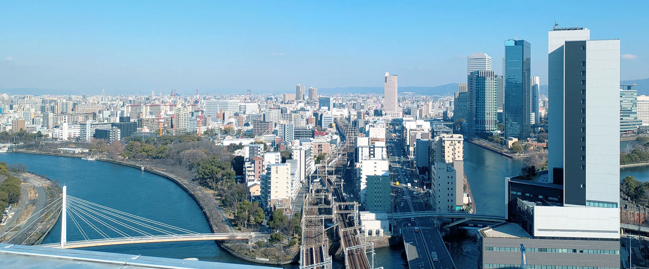 長谷川綜合事務所が入居しているOMMビルの屋上から見た、周辺の街並みと青空